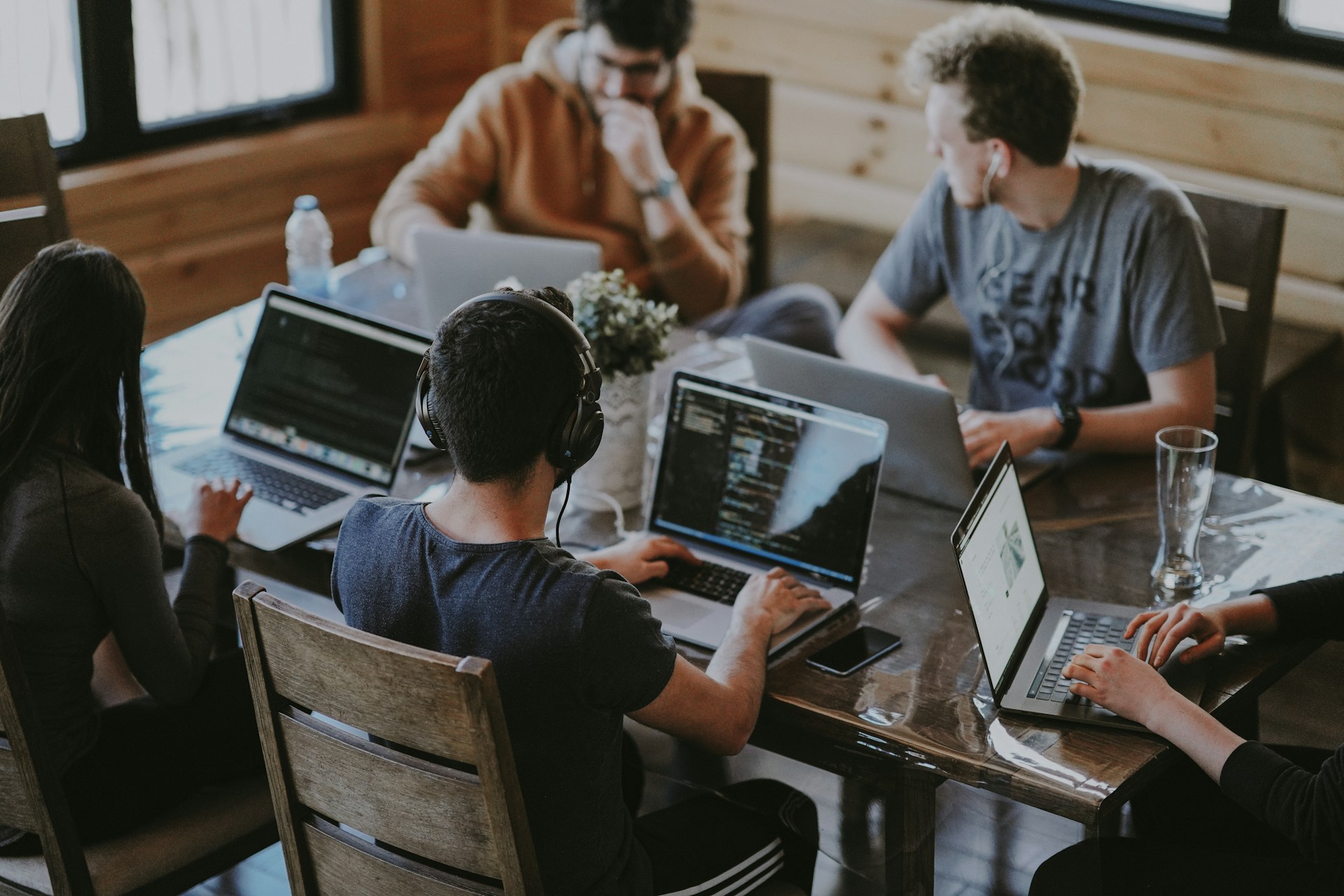 Sistem yang baik lahir dari pemahaman proses bersama, bukan dari daftar fitur yang panjang. Tim berdiskusi sambil menggunakan laptop di meja kerja