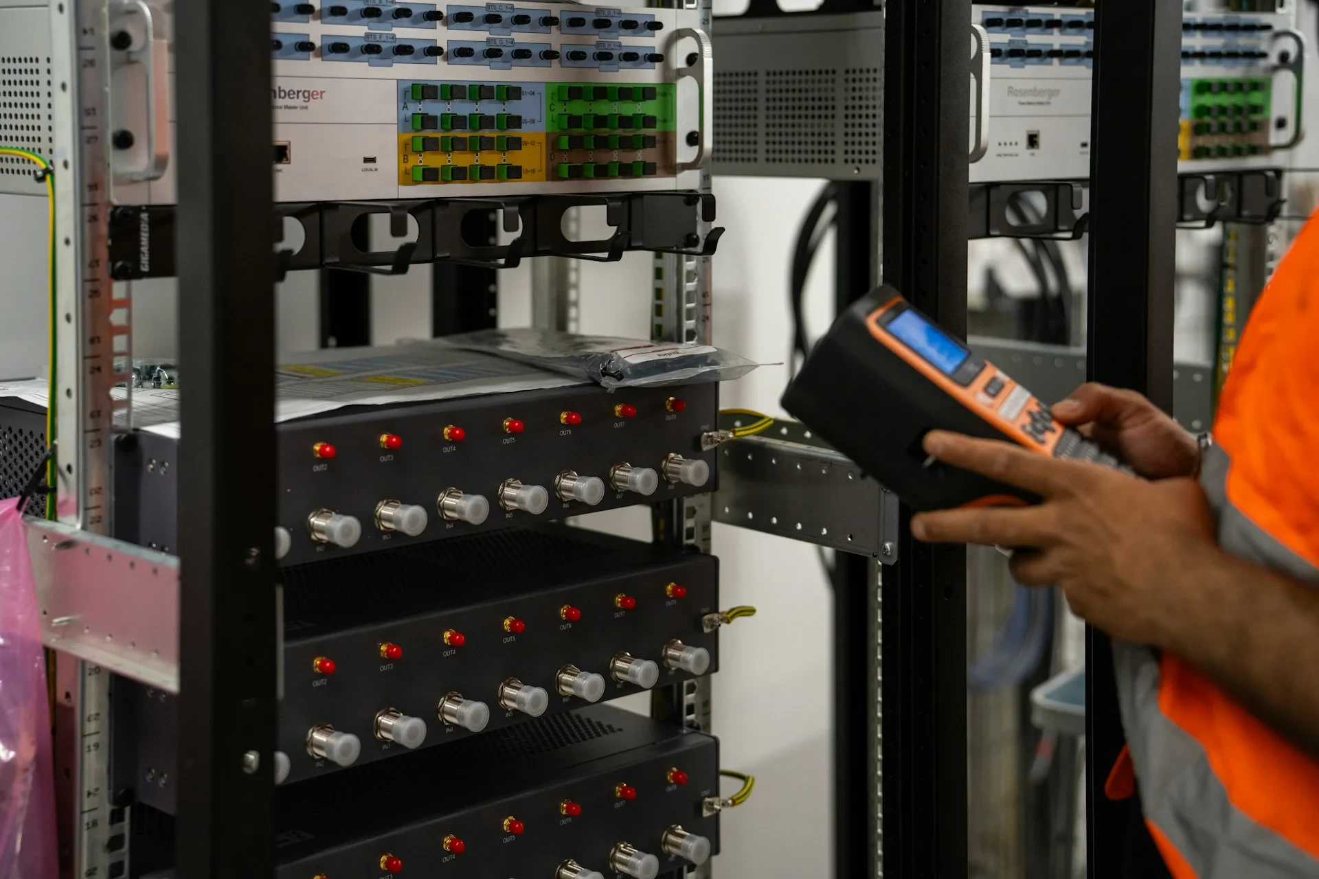 Teknisi memeriksa rak server dengan alat diagnostik