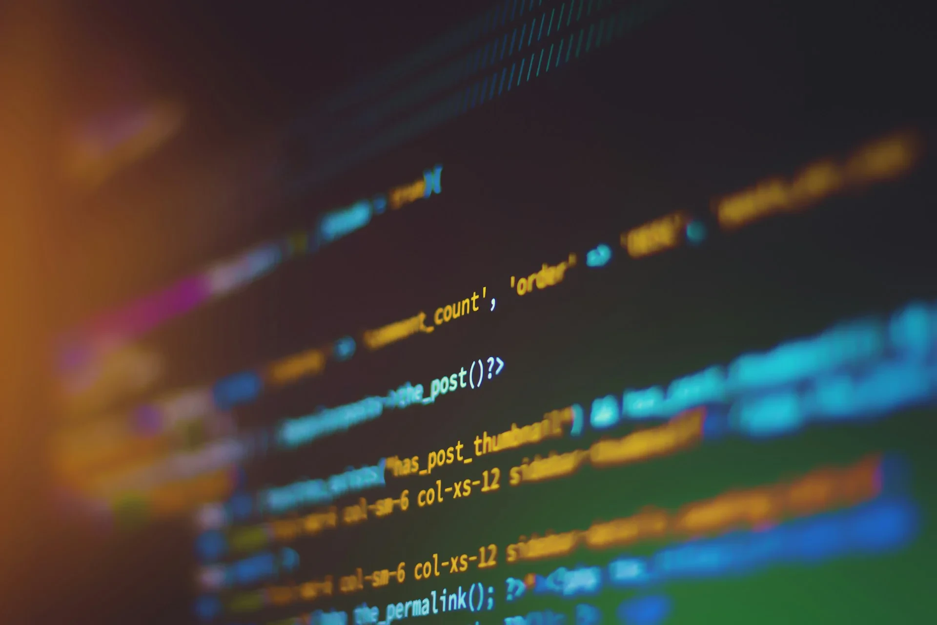 Baris source code terlihat pada layar komputer