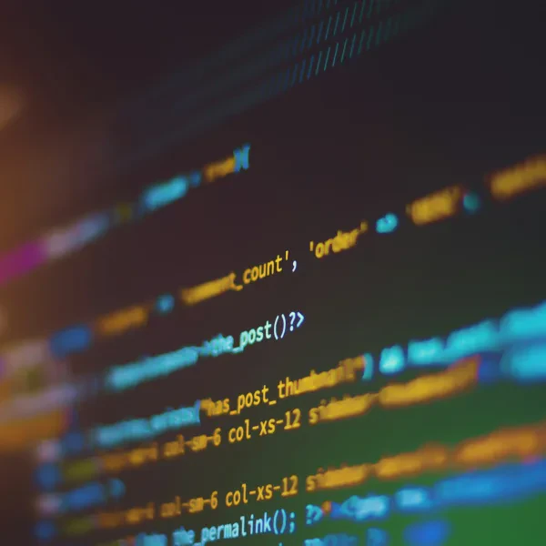 Baris source code terlihat pada layar komputer