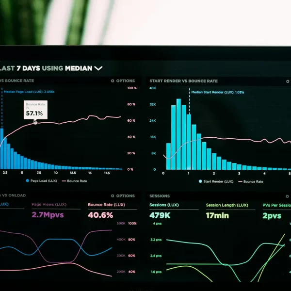 Grafik performa dan analytics terbuka pada layar laptop