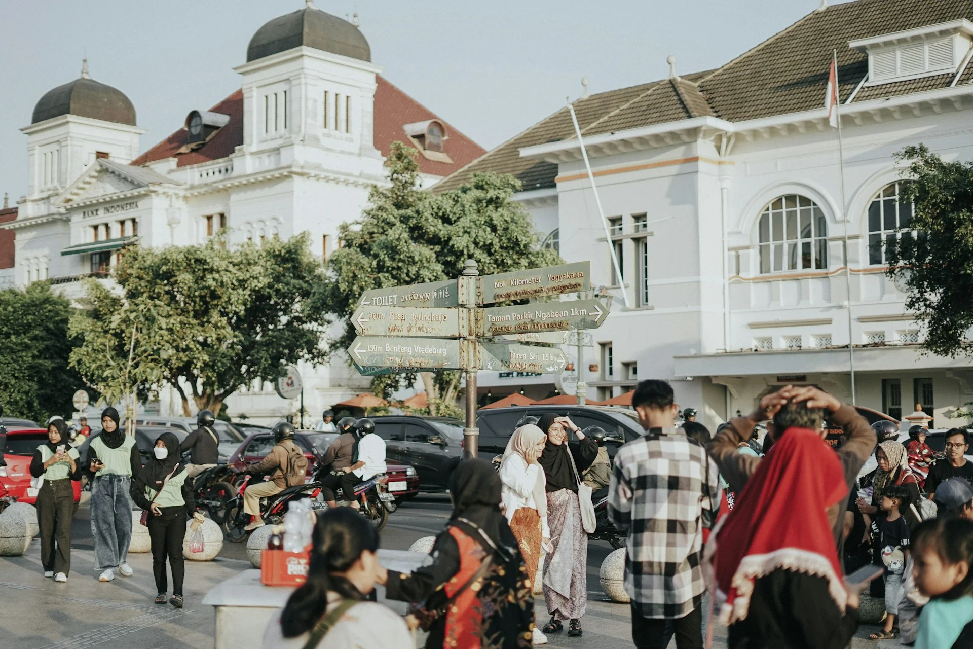 Pejalan kaki memenuhi jalan di antara bangunan pusat kota