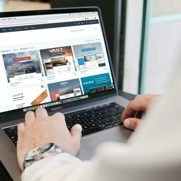 Seseorang bekerja menggunakan laptop di meja kantor