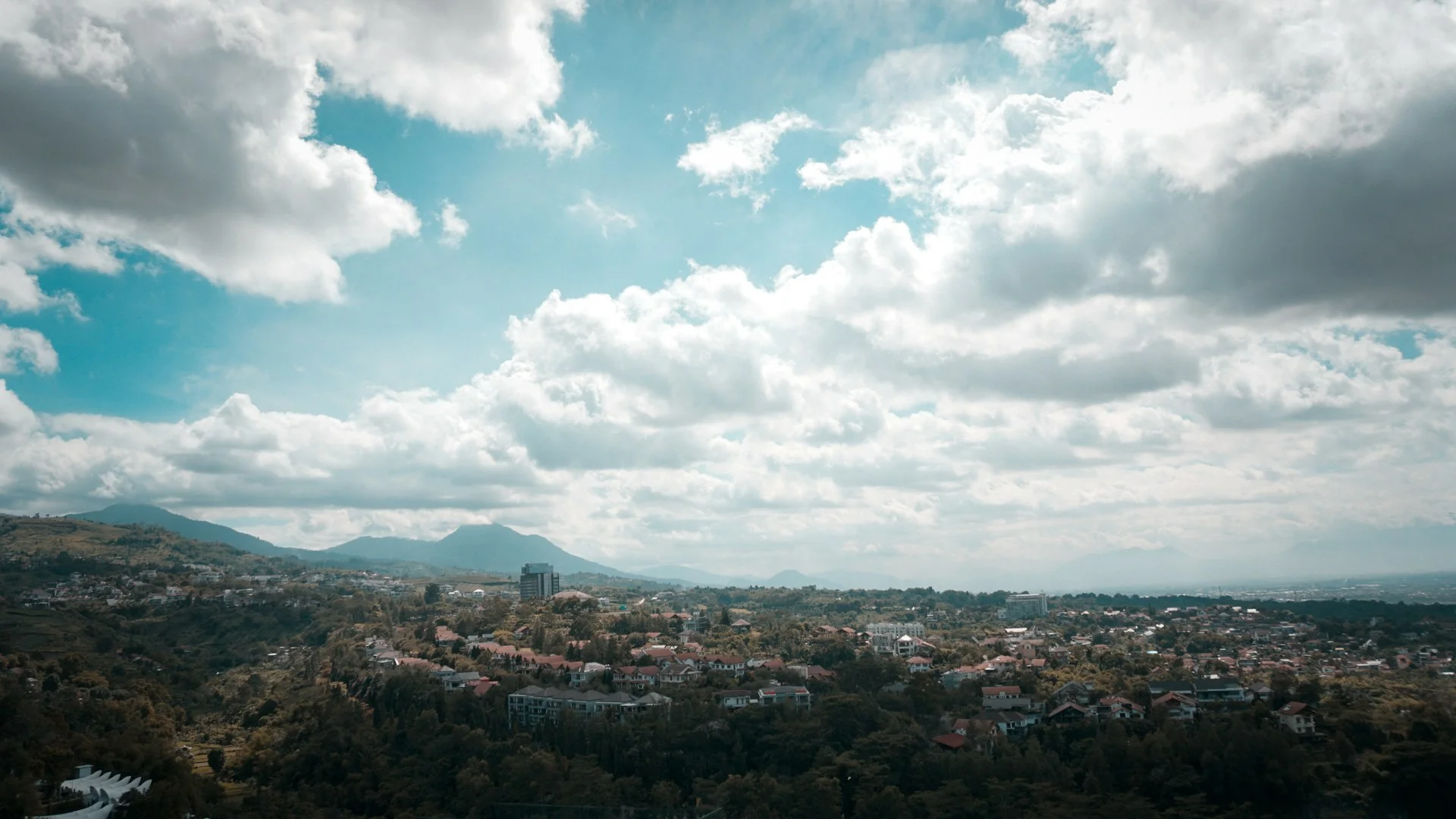 Pemandangan Kota Bandung dari ketinggian di bawah langit berawan