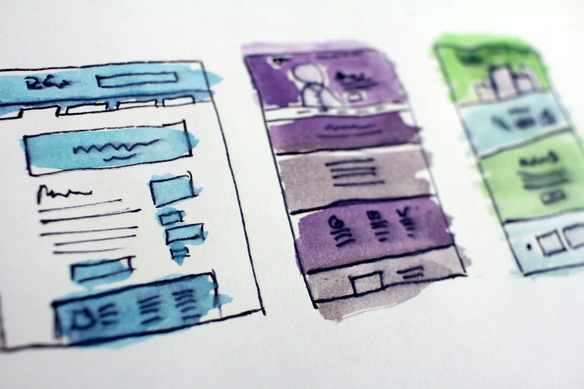 Beberapa sketsa wireframe halaman website di atas kertas
