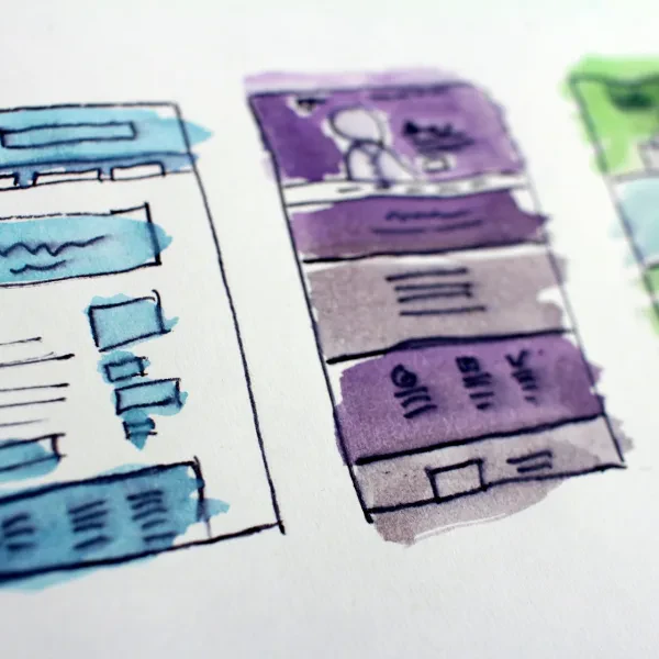 Beberapa sketsa wireframe halaman website di atas kertas