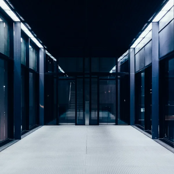 Lorong pusat data dengan deretan rak server dan pencahayaan biru